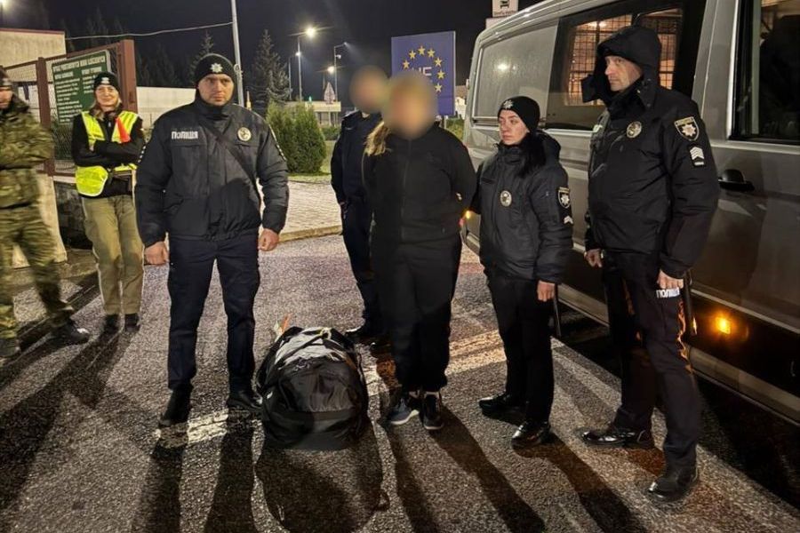 Передача підозрюваної на кордоні