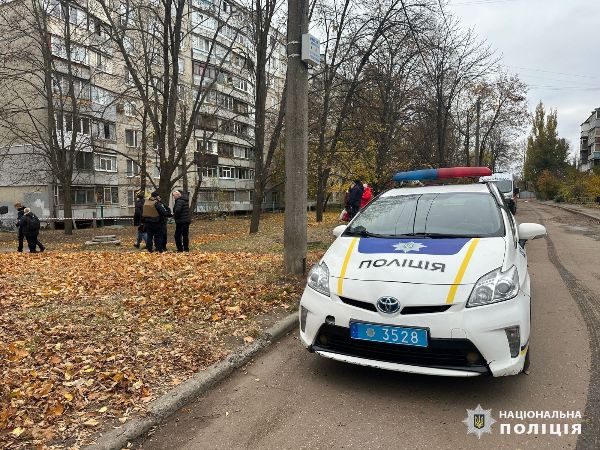 У Харківській області росіяни скинули снаряд на машину з поліцейськими