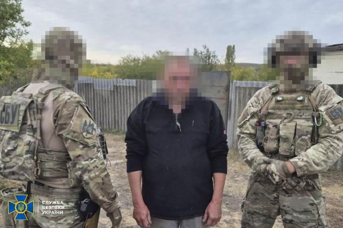 Правоохранители и задержанный