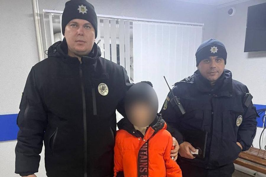 Полицейские и ребенок