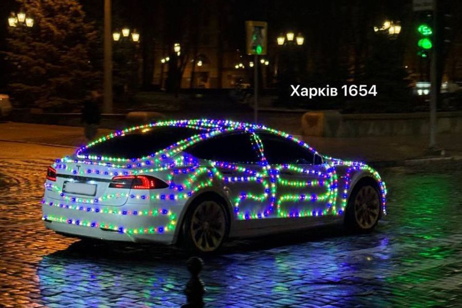 Новогодняя Tesla