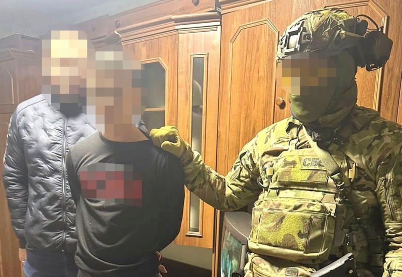 Співробітники СБУ та затриманий