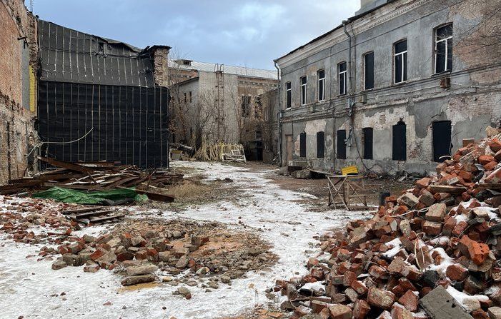 Разбитый ракетами С-300 фитнес-клуб в Харькове
