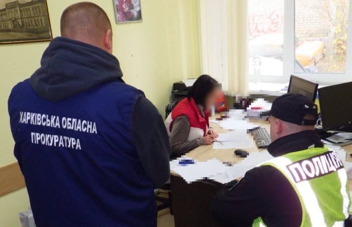 Правоохоронці та підозрювана