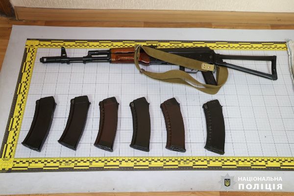 У Харкові викинули на смітник мішок зброї (фото)