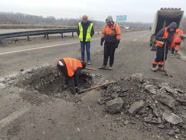У передмісті Харкова була перекрита траса на Київ: причина – на дорогу впав «Шахед» (фото)