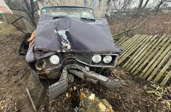 Водитель врезался в дерево, бросил на месте аварии раненую пассажирку и скрылся (фото)