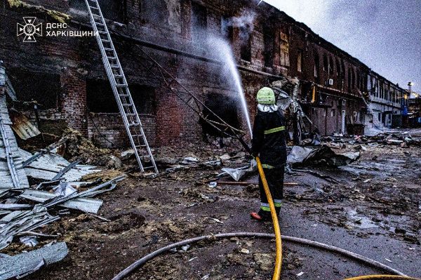 У Харкові згасили величезну пожежу на підприємстві, спричинену ударом «Шахеда» (фото)