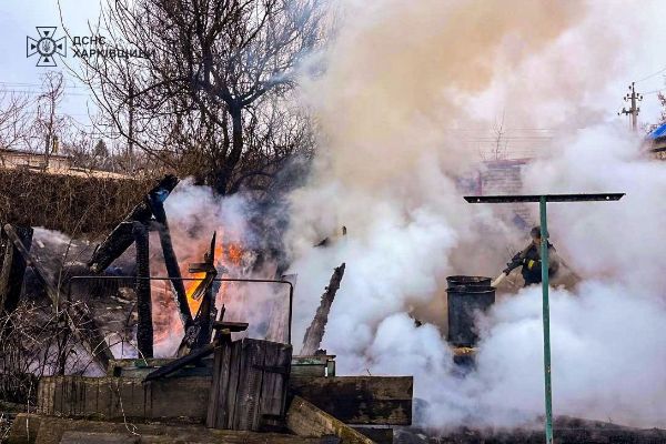 Російський безпілотник прилетів у двір: постраждали 2 людей, на місці – пожежа