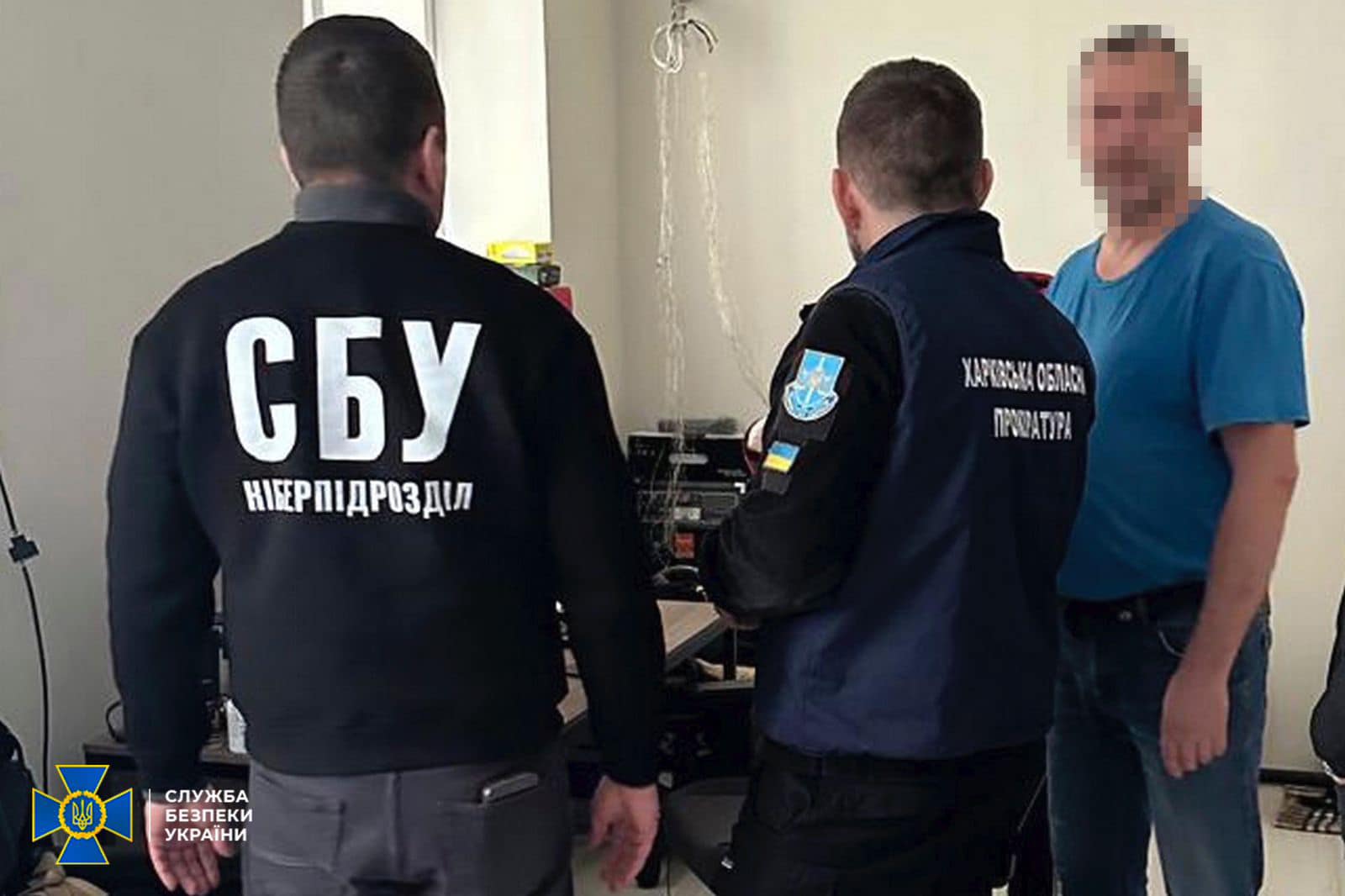 Правоохранители и подозреваемый