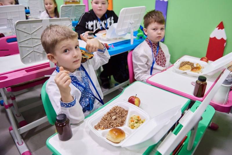 У метрошколі та підземних школах даватимуть фрукти і соки: ООН виділяє на це 10 мільйонів