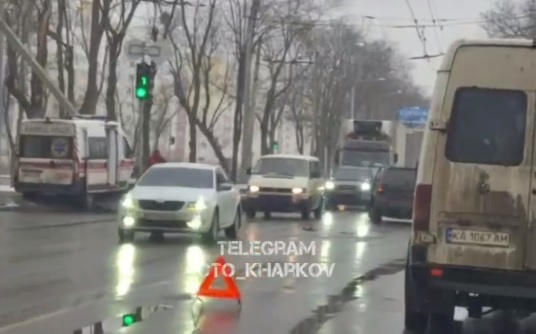 ДТП в Харькове: карета скорой вылетела с дороги и врезалась в столб (видео)