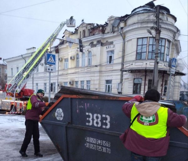 У Харкові прибирають місця прильотів «Шахедів» (фото)
