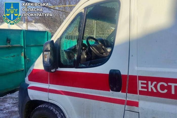 Пошкоджена обстрілом машина швидкої допомоги
