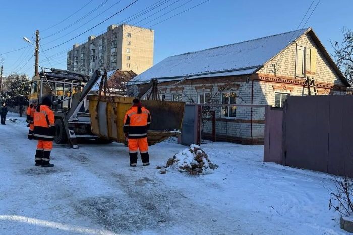 комунальники прибирали територію після атаки безпілотника