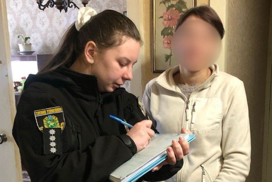 Співробітник поліції та мати зниклого хлопчика