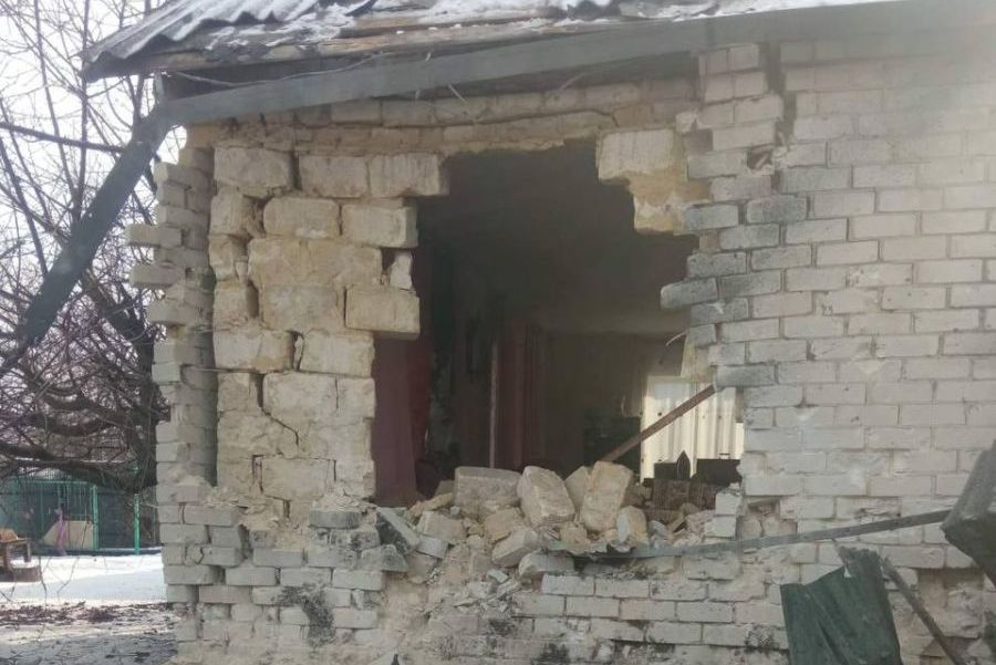 Зруйнований обстрілом будинок