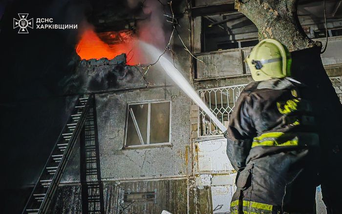 Рятувальники гасять пошкоджений будинок