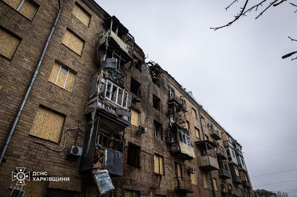 В Харькове разбирают фасад дома, по которому ударил «Шахед» (фото)