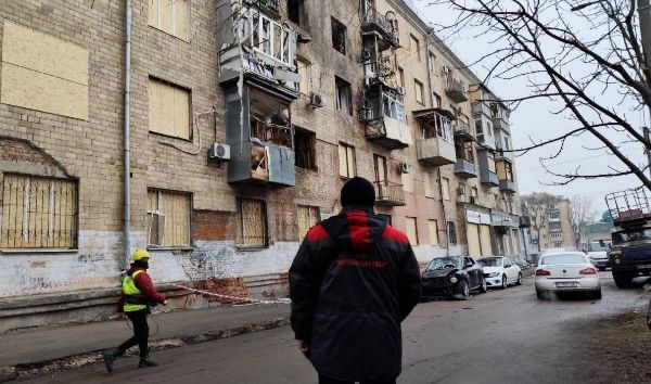 У Харкові прибирають біля будинку, у який влучив «Шахед» (фото)
