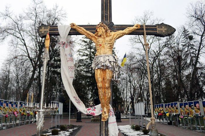 У Харківській області з уламків снарядів створили статую Христа (фото)