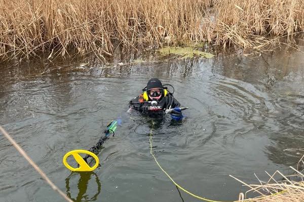 Рятувальники піднімають боєприпас із дна водойми