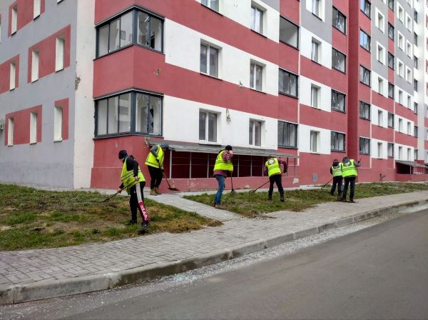 У Харкові прибирають місця вчорашніх прильотів (фото)