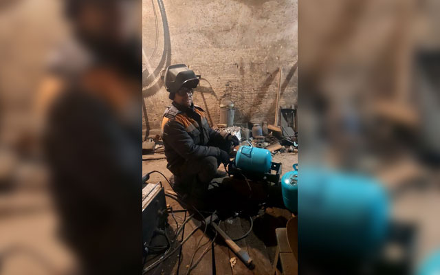 Газовик із Харківщини робить буржуйки для ЗСУ (фото)