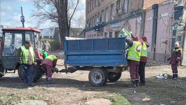 В Харькове убирают после самого массированного удара «Шахедами» (фото)