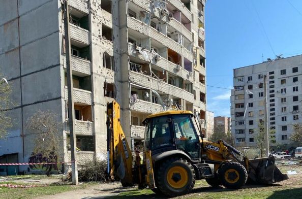 В Харькове убирают на месте удара «Искандером» по жилому кварталу (фото)