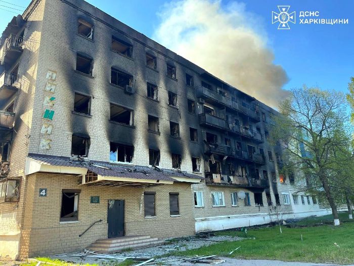 Пошкоджений ударом будинок