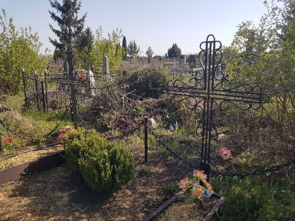 Мешканців Харківської області закликають не перетворювати могили на смітники (фото)