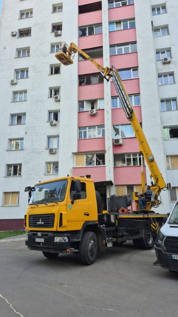 В Харькове убирают после массированного обстрела: 2200 выбитых окон, почти 100 поврежденных зданий