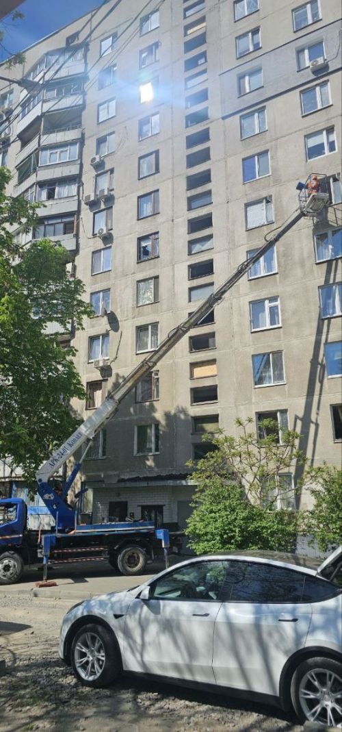 В Харькове убирают после массированного обстрела: 2200 выбитых окон, почти 100 поврежденных зданий