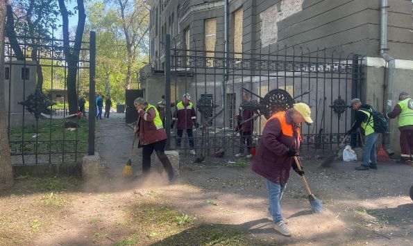 В Харькове убирают после массированного обстрела: 2200 выбитых окон, почти 100 поврежденных зданий