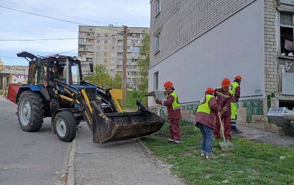 В Харькове убирают после массированного обстрела: 2200 выбитых окон, почти 100 поврежденных зданий