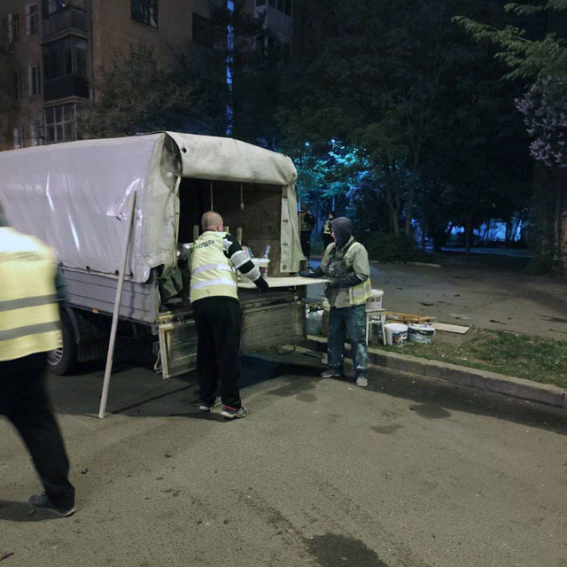 Коммунальщики Харькова ликвидируют последствия ночной атаки (фото)
