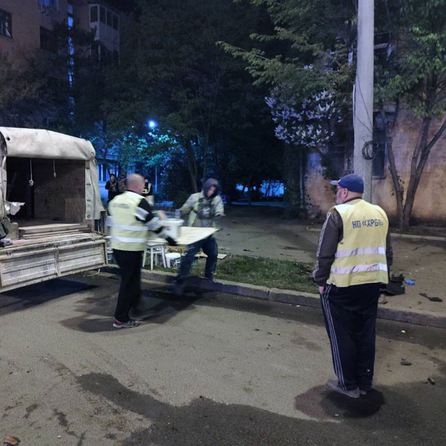 Коммунальщики Харькова ликвидируют последствия ночной атаки (фото)