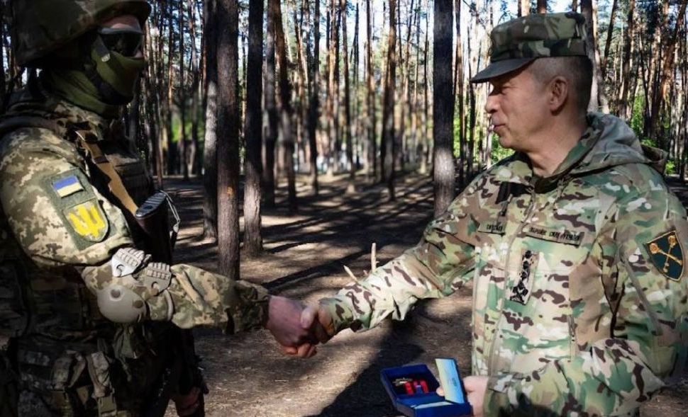 Сырский и военный