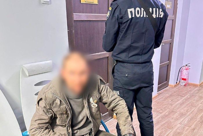 Задержанный и полицейский