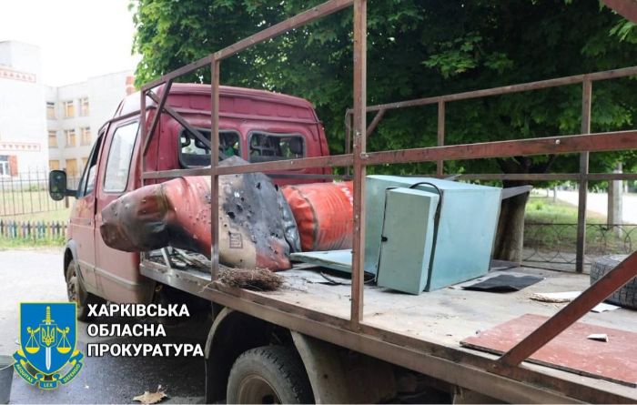 Пошкоджена обстрілом машина