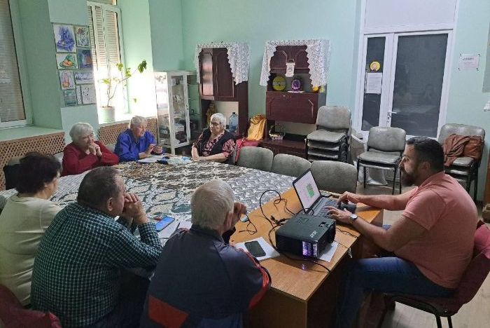 Літніх людей вчать користуватися смартфоном