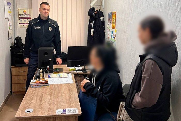 Поліцейський, дівчинка та її матір