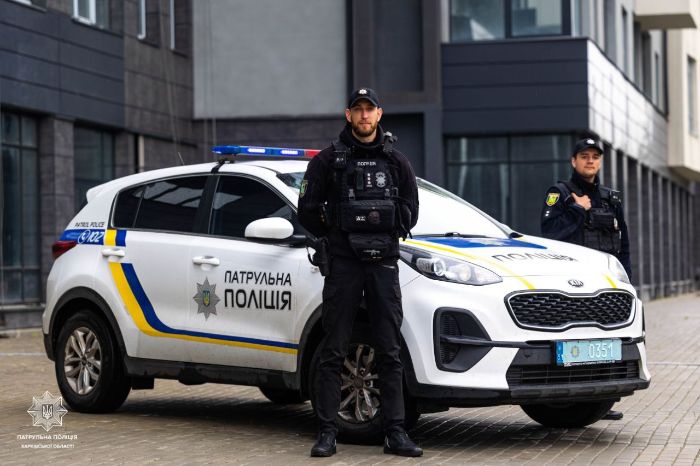 Полицейский и автомобиль