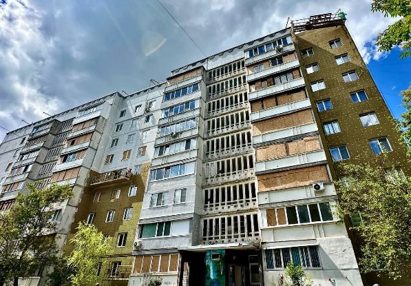 В Харькове ремонтируют многоэтажку на Ужвий, поврежденную обстрелами: что уже сделали (фото)