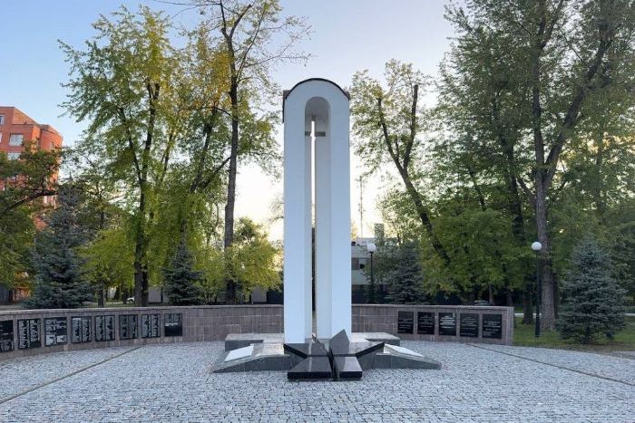 Пам'ятник біля станції метро «Наукова»