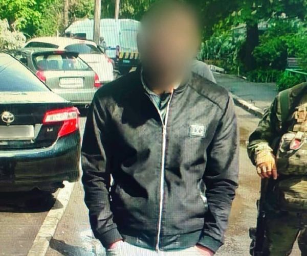 Напад біля під’їзду: у Харкові в чоловіка відібрали 20 тисяч доларів