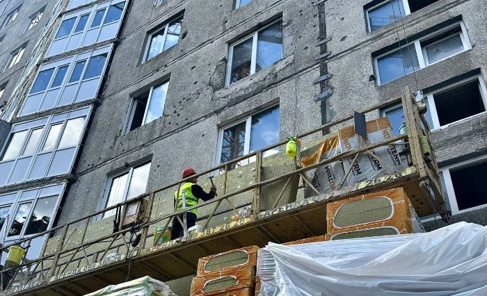 В Харькове восстанавливают поврежденную обстрелом 9-этажку (фото)