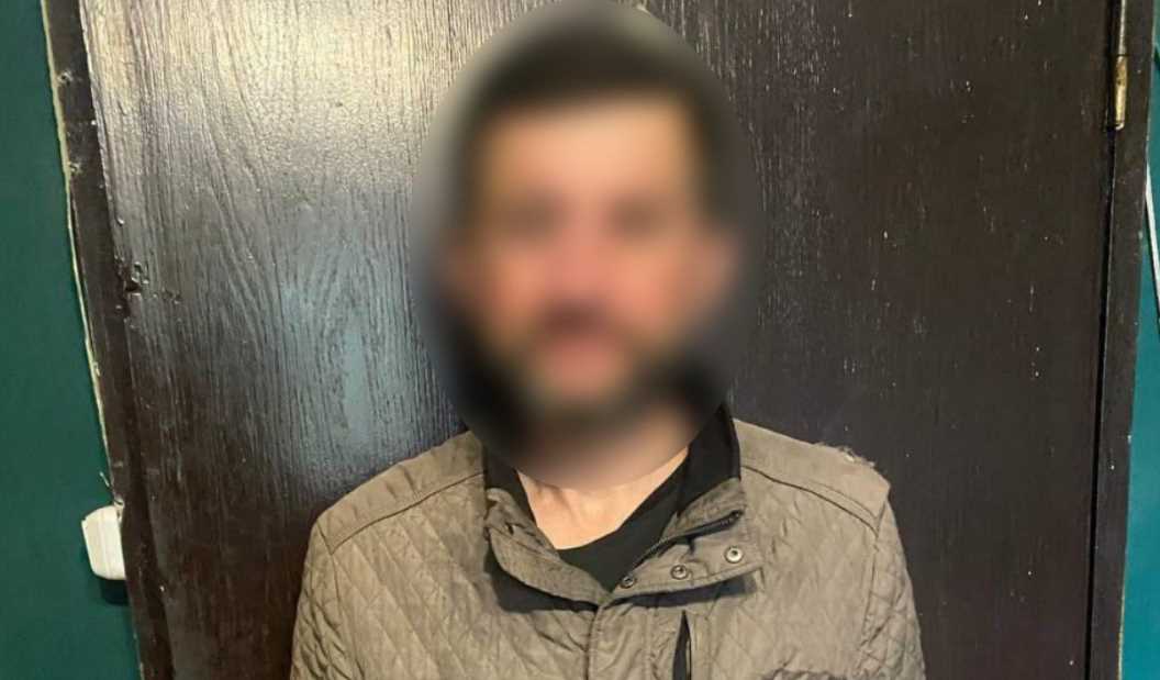 Грабіжник на трамвайній зупинці вдарив жінку в обличчя заради 50 грн