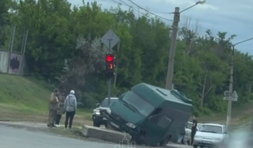 П’яна ДТП у Харкові: мікроавтобус влетів у світлофор (фото)